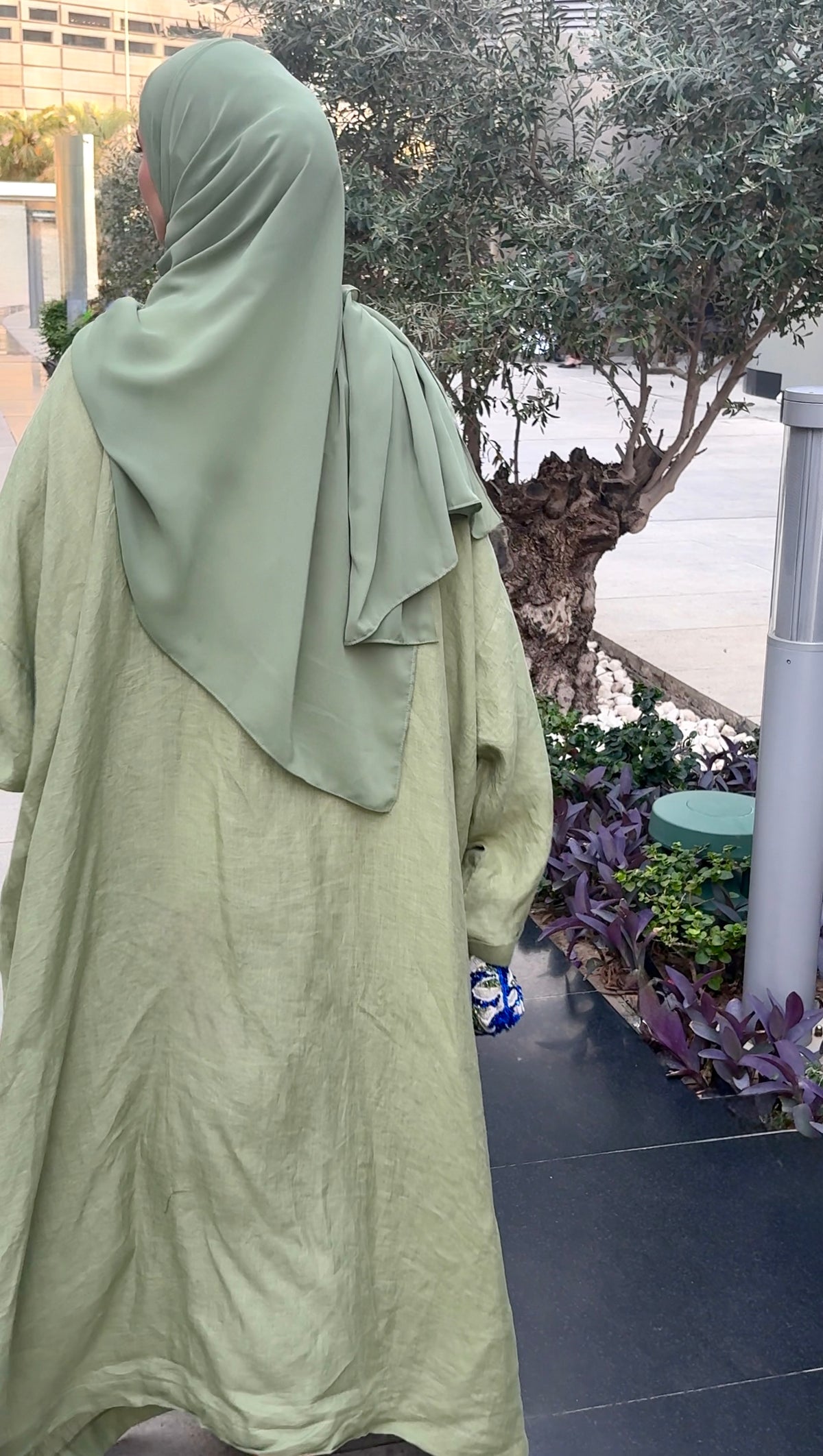 كيمونو طويل بقصة واسعة وانسيابية