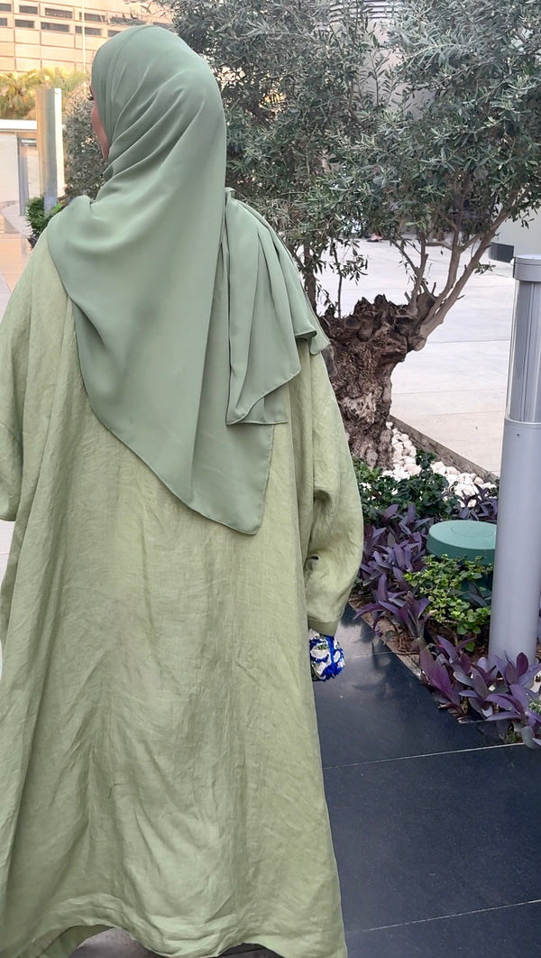 كيمونو طويل بقصة واسعة وانسيابية